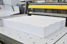 製紙メーカーから納入された平判原紙。
